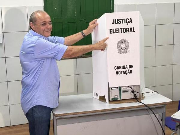 Silvio Mendes (Uni&atilde;o Brasil) chegou para votar por volta das 10h em uma escola da Zona Leste de Teresina.(Imagem:Eric Souza/ g1 Piau&iacute;)