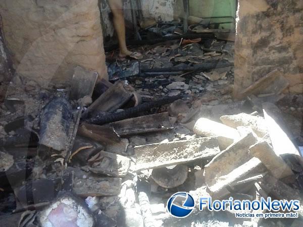 Mulher pede ajuda após perder tudo em incêndio criminoso em Floriano.(Imagem:FlorianoNews)