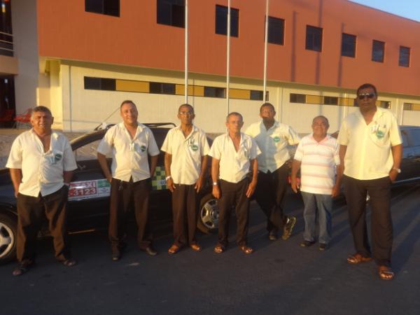 Taxistas protestam contra transportes clandestinos no Terminal Rodoviário de Floriano