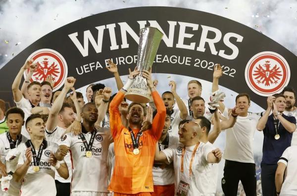  O Eintracht Frankfurt &eacute; o atual campe&atilde;o da Liga Europa, tendo vencido a final contra o Rangers.(Imagem:Albert Gea/Reuters )