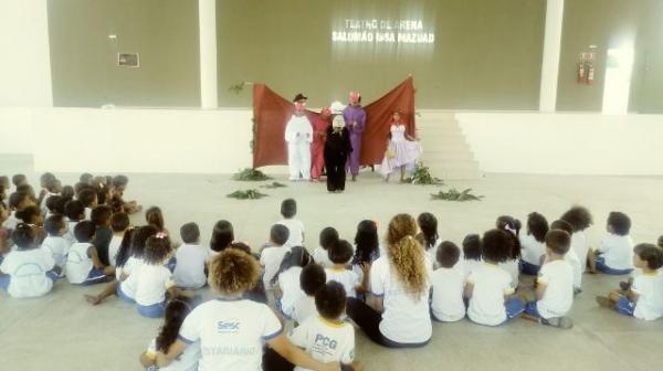 Crian&ccedil;as da educa&ccedil;&atilde;o infantil participam de espet&aacute;culo de teatro na arena SESC.(Imagem:FlorianoNews)