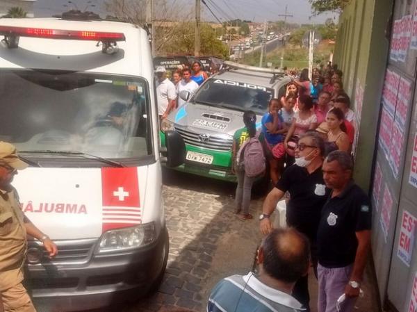 Ambul&acirc;ncia foi acionada para atender presos feridos durante rebeli&atilde;o .(Imagem:Gustavo Almeida/ G1)