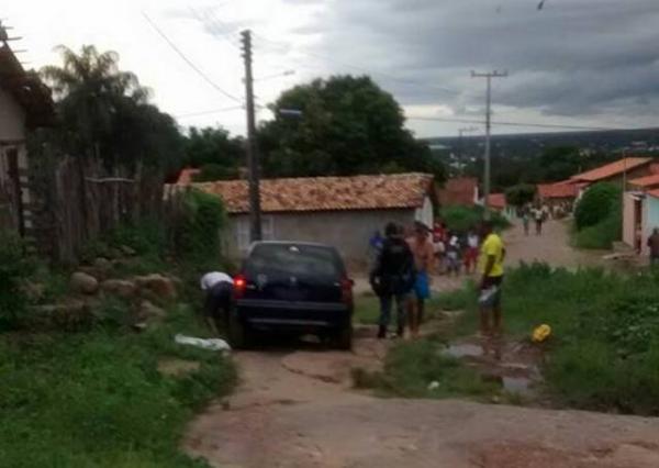 Força Tática recupera carro roubado após perseguição em Floriano.(Imagem:Divulgação/PM)