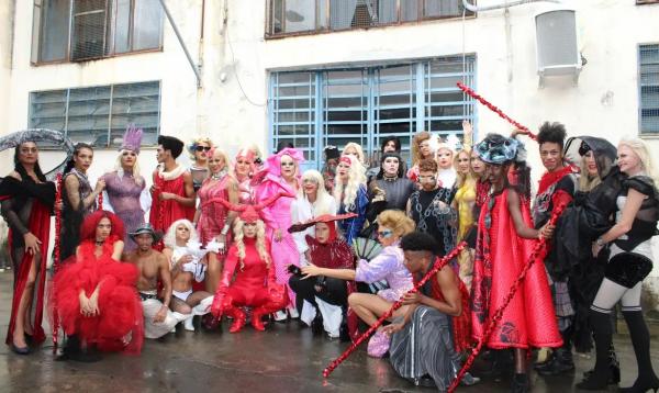 Drags ap&oacute;s desfile na Central do Brasil em homenagem a Lady Gaga.(Imagem:Supervia/Divulga&ccedil;&atilde;o)
