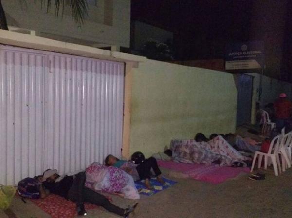 Pessoas levam colch&otilde;es para pernoitar em frente ao Cart&oacute;rio.(Imagem:Juliano Ar&atilde;o/Arquivo Pessoal)
