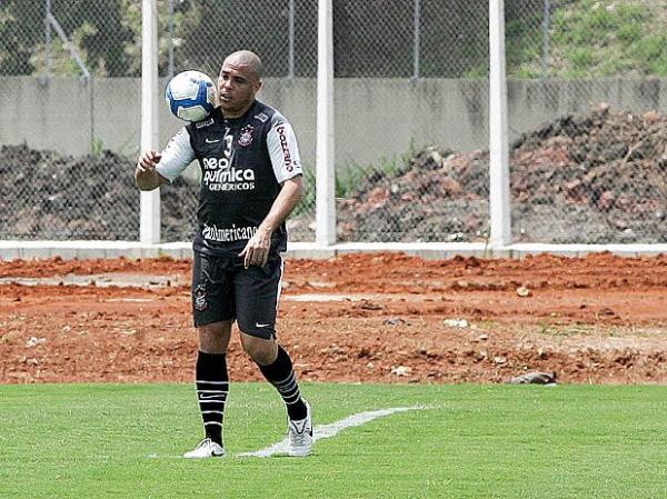 Ronaldo treina e ganha elogios de Adilson Batista: 'Está magrinho'