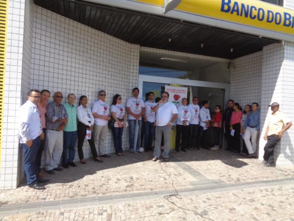 Bancários iniciam campanha salarial com manifestação em Floriano