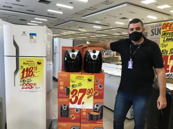 Bezerra, chefe do setor de m&oacute;veis e eletrodom&eacute;sticos.(Imagem:FlorianoNews)