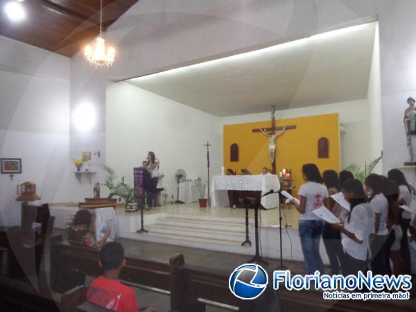 Fi&eacute;is participaram de 'Missa do Galo' em Floriano e Bar&atilde;o de Graja&uacute;.(Imagem:FlorianoNews)