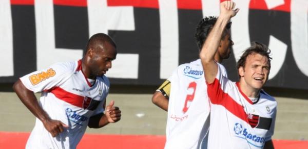 Com gol de Petkovic, Fla vence o Atlético-GO no Serra Dourada
