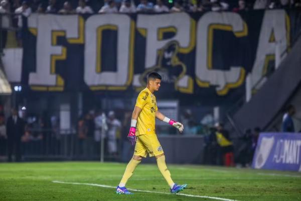 Gabriel Braz&atilde;o, do Santos, contra a Ponte Preta.(Imagem:Reinaldo Campos/AGIF)