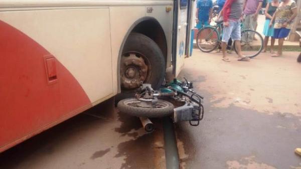 Colisão entre ônibus e motocicleta deixa jovem ferido no Piauí.(Imagem:Revista AZ)