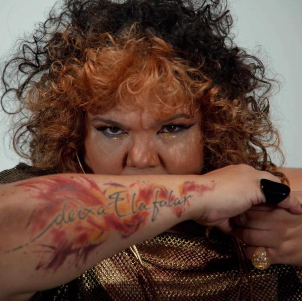 Simone Mazzer retoma potência da discografia ao vociferar contra padrões no single "Deixa ela falar"