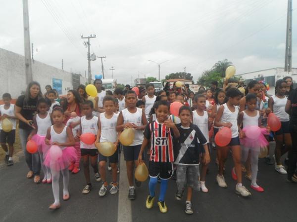 Caminhada marca abertura da Semana da Criança em Floriano