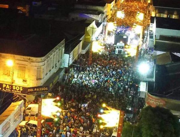 Oz Bambaz arrasta multidão na primeira noite de carnaval em Floriano.(Imagem:SECOM)