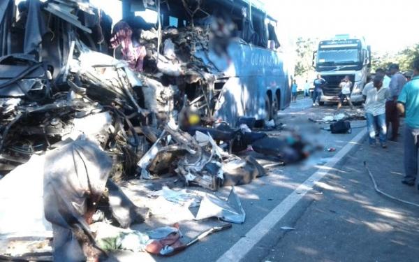 Morrem dois pacientes resgatados para o DF após acidente na BR-020 entre ônibus e carreta