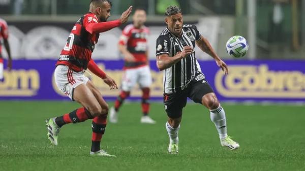 Hulk, atacante do Atl&eacute;tico-MG, tenta a jogada contra.a defesa do Flamengo.(Imagem: Pedro Souza)