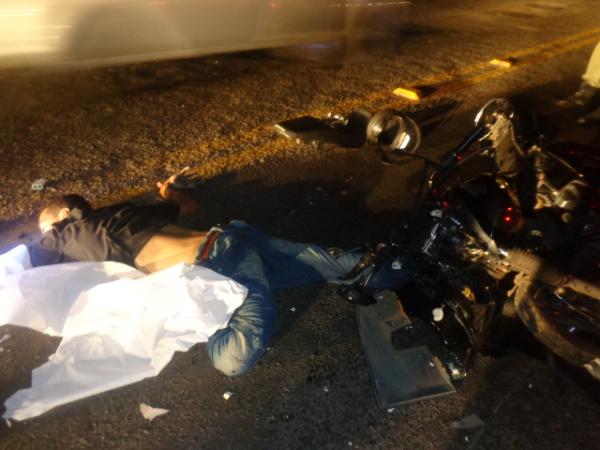 Colisão frontal entre moto e carreta deixa um morto na BR-230
