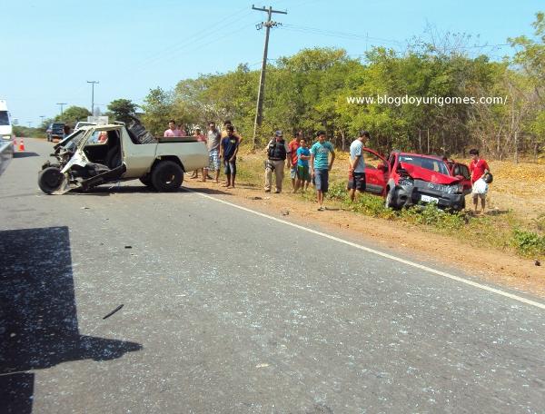 Colisão frontal deixa três pessoas feridas na BR 402