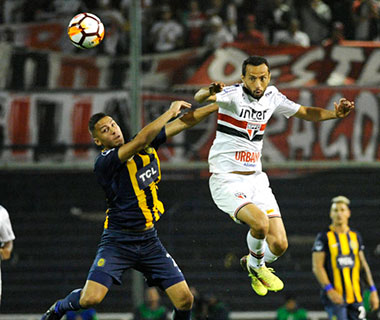 Com um a menos, São Paulo joga bem e empata na Argentina
