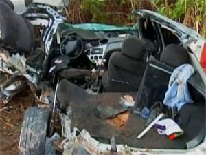 Colisão entre ônibus e carro deixa mortos na BR-316