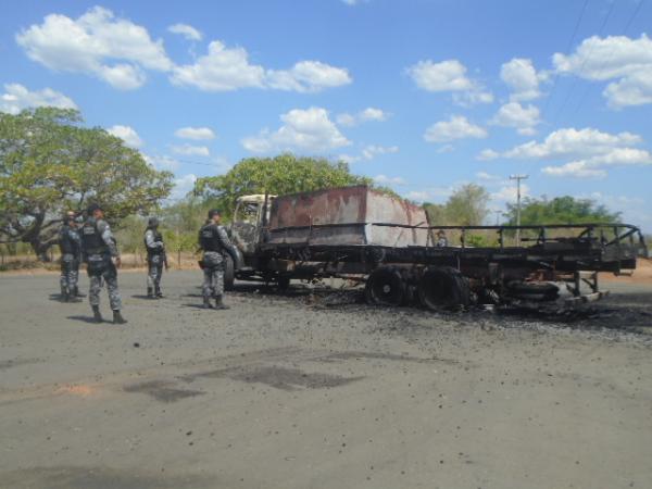 Ve&iacute;culo foi incendiado para dificultar persegui&ccedil;&atilde;o.(Imagem:FlorianoNews)