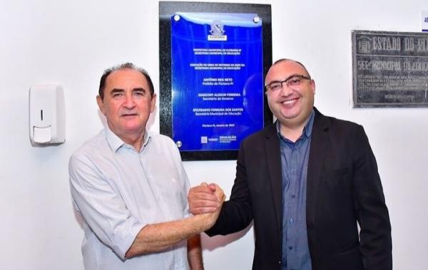 Prefeito Antonio Reis e secretário Nylfranyo visitam escola no bairro Riacho Fundo