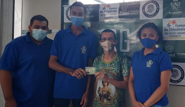 Setor de RG entrega primeira cédula do novo RG em Floriano