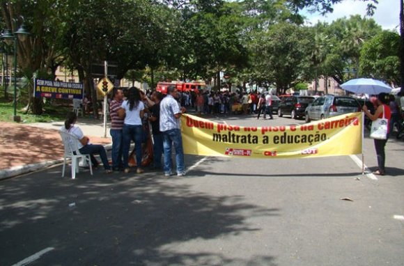 Professores estaduais e governador Wilson Martins discutem fim da greve