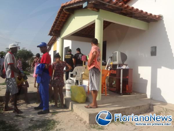Invasores desocupam casas do Conjunto Habitacional José Pereira, em Floriano