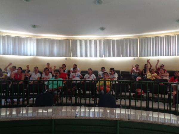 Servidores municipais iniciam greve geral em Floriano