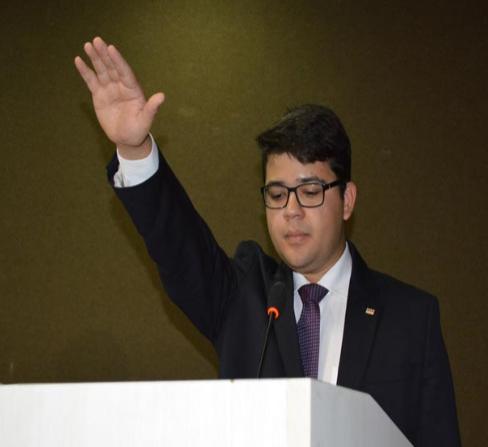 Chico Lucas toma posse na OAB e sinaliza para corte de pessoal