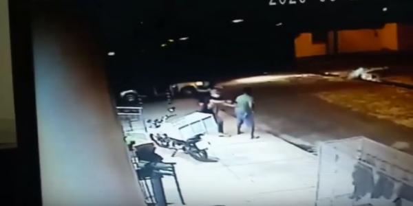Policial Militar tem arma roubada em assalto em frente a supermercado no Dirceu