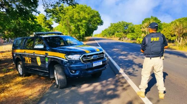 PRF fluxo intenso de veículos na BR 343 durante o primeiro dia de feriado pronlogado