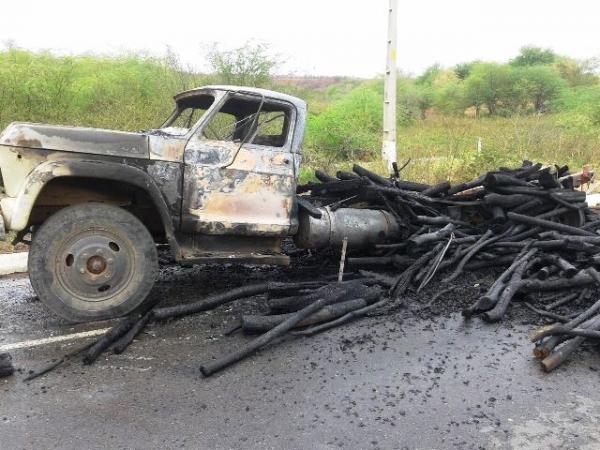 Homem morre carbonizado dentro do carro ap&oacute;s colidir em caminh&atilde;o.(Imagem:Riachaonet)