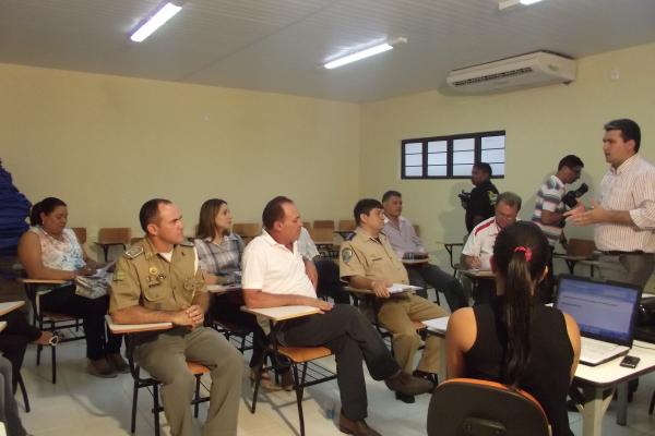 Entidades e &oacute;rg&atilde;os p&uacute;blicos se re&uacute;nem para definir programa&ccedil;&atilde;o da semana nacional do tr&acirc;nsito.(Imagem:FlorianoNews)
