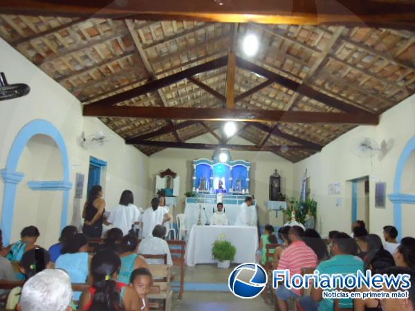 Devotos celebram o encerramento dos festejos de Nossa Senhora da Concei&ccedil;&atilde;o na localidade Manga PI.(Imagem:FlorianoNews)