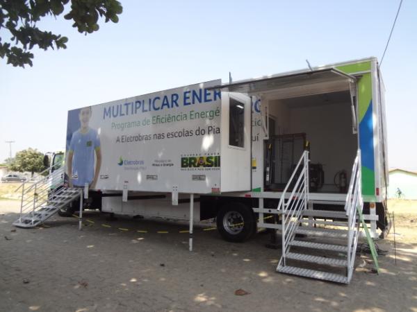 Caminhão escola leva conhecimento sobre energia a estudantes florianenses