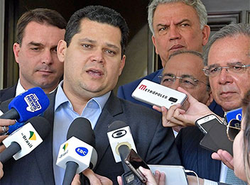 Davi Alcolumbre é pressionado no Senado a endurecer com outros Poderes