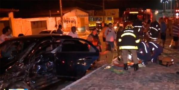 Acidente deixa mulher presa às ferragens em cruzamento na zona Sul