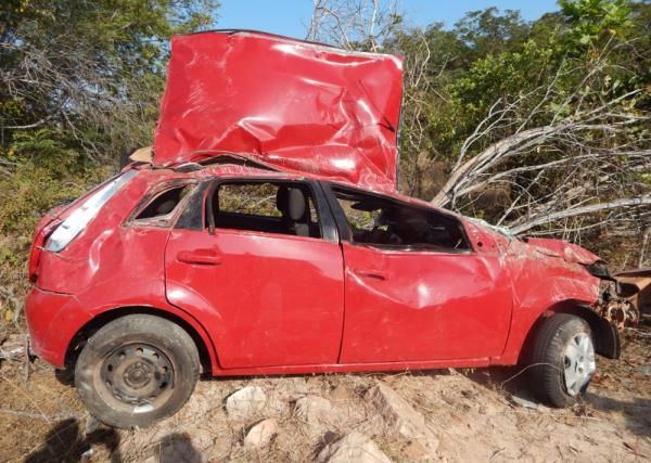 Per&iacute;cia deve indicar as causas para o carro ter perdido o controle e capotado, diz pol&iacute;cia.(Imagem: Cascatinha Pessoa)