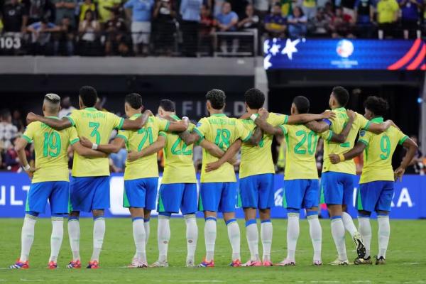 Jogadores da sele&ccedil;&atilde;o brasileira unidos antes de p&ecirc;naltis contra o Uruguai.(Imagem:Ethan Miller/Getty Images)