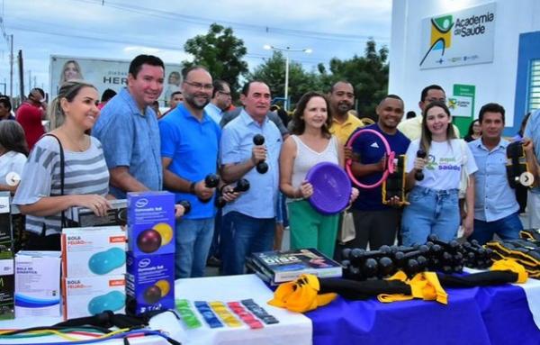 Vereador Joab Curvina participa da entrega de kits de atendimento em fisioterapia e incentivo &agrave; pr&aacute;tica da educa&ccedil;&atilde;o f&iacute;sica.(Imagem:Reprodu&ccedil;&atilde;o/Instagram)