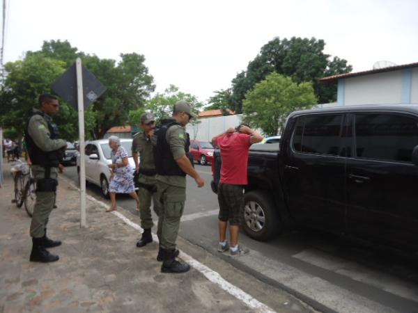 Pol&iacute;cia Militar efetua condu&ccedil;&atilde;o de suspeito durante Opera&ccedil;&atilde;o Carnaval em Floriano.(Imagem:FlorianoNews)