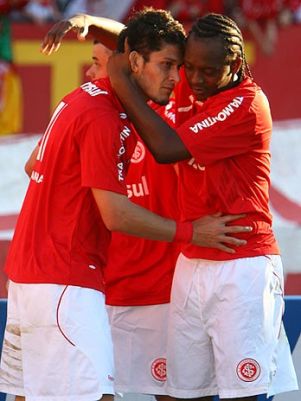Inter segura o Vasco, vence e se mantém entre os primeiros