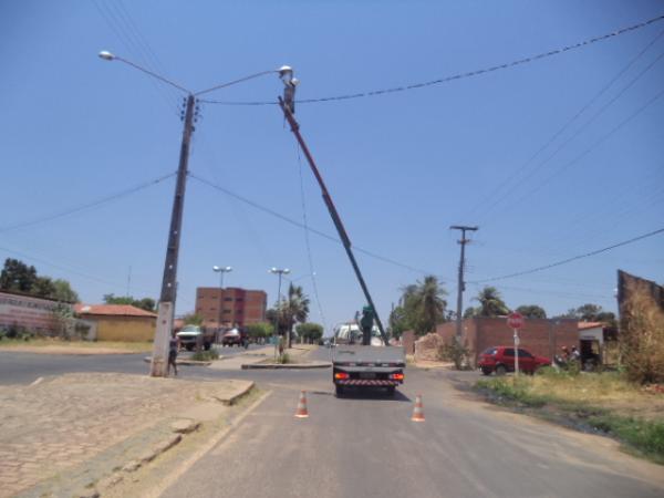 Prefeitura rep&otilde;e l&acirc;mpadas de avenidas de Floriano.(Imagem:FlorianoNews)
