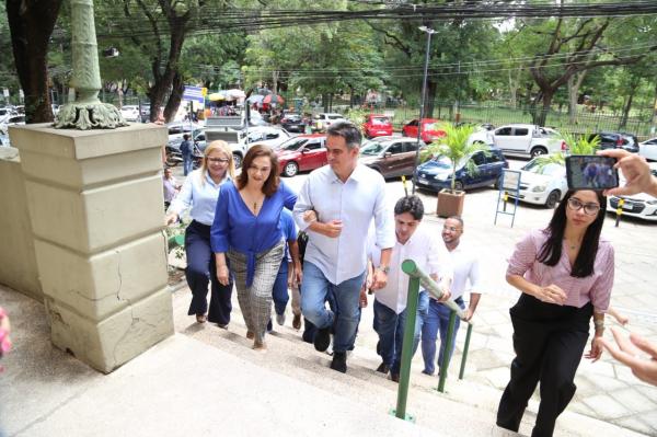 Ciro percorre ruas do Centro, tem contato com populares e almoça no Restaurante Popular(Imagem:Divulgação)