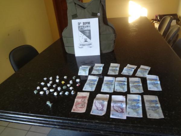Menor &eacute; apreendido com 28 trouxas de drogas em Floriano.(Imagem:FlorianoNews)