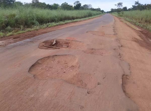  Buracos em PI-392 dificultam escoamento de gr&atilde;os e oferecem riscos para motoristas: 