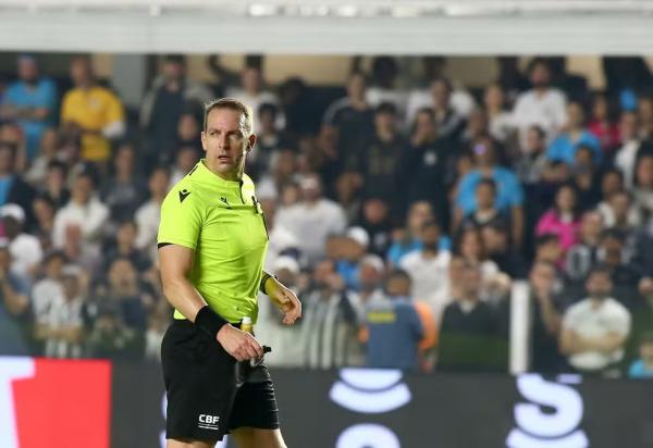&Aacute;rbitro Lucas Paulo Torezin(Imagem:Mauricio De Souza/AGIF)